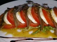 Ensalada caprese con anchoas